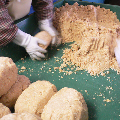 二年熟成あやこがね味噌900ｇ入り　手作り　無添加　生みそ　薪仕込み　蔵仕込み　土っ子田島ファーム　福島県/南会津  ギフト